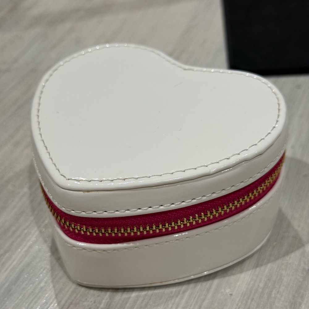 Source Unknown White Heart Jewelry Case with Pink Trim and Gold Zipper
